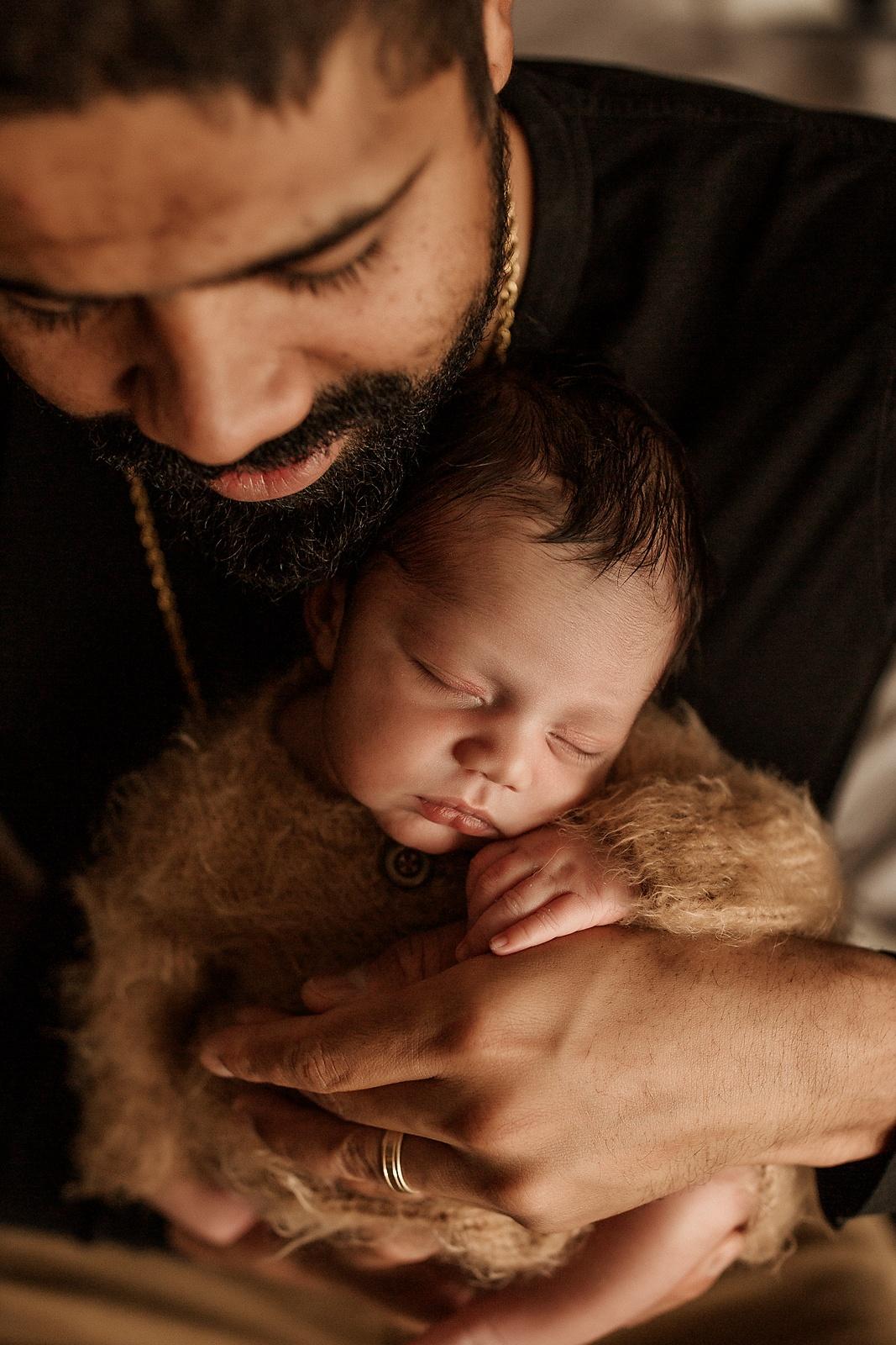 Fine Art & Lifestyle Newborn Photography in Hamilton, Ontario – Where Storytelling Meets Simplicity